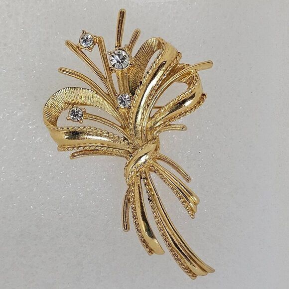 Unique Vintage Jewelry - Vtg Gold Tone Textured Clear Crystal Rhinestone Brooch Pin Bouquet Ribbon Floral